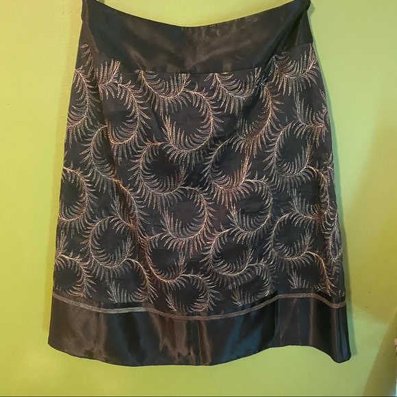Elegant Black and Gold Skirt - Picture 4 of 8